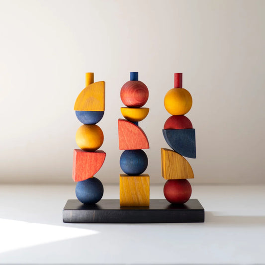 Moderner stacking toy y aus buntem holz in rot gelb blau orange als ökologisches baby- & kinderprodukt ideal für geschenke für neugeborene