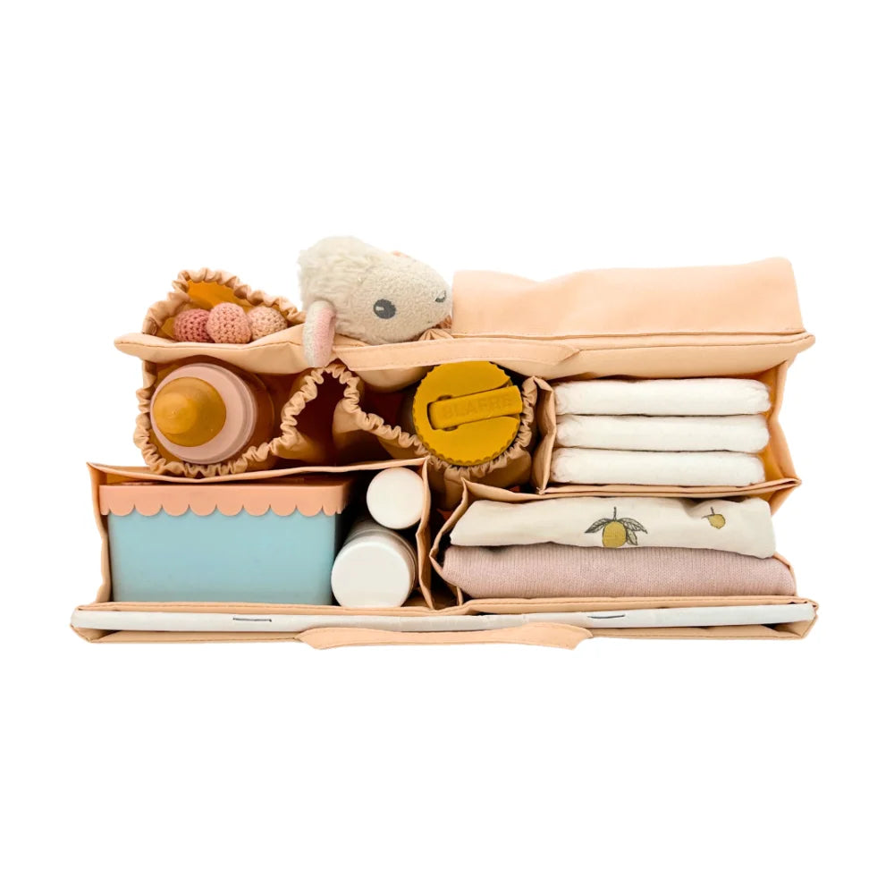 Stoffbedeckter Organizer mit Fächern für Babyartikel im Mom Bag Organizer beige