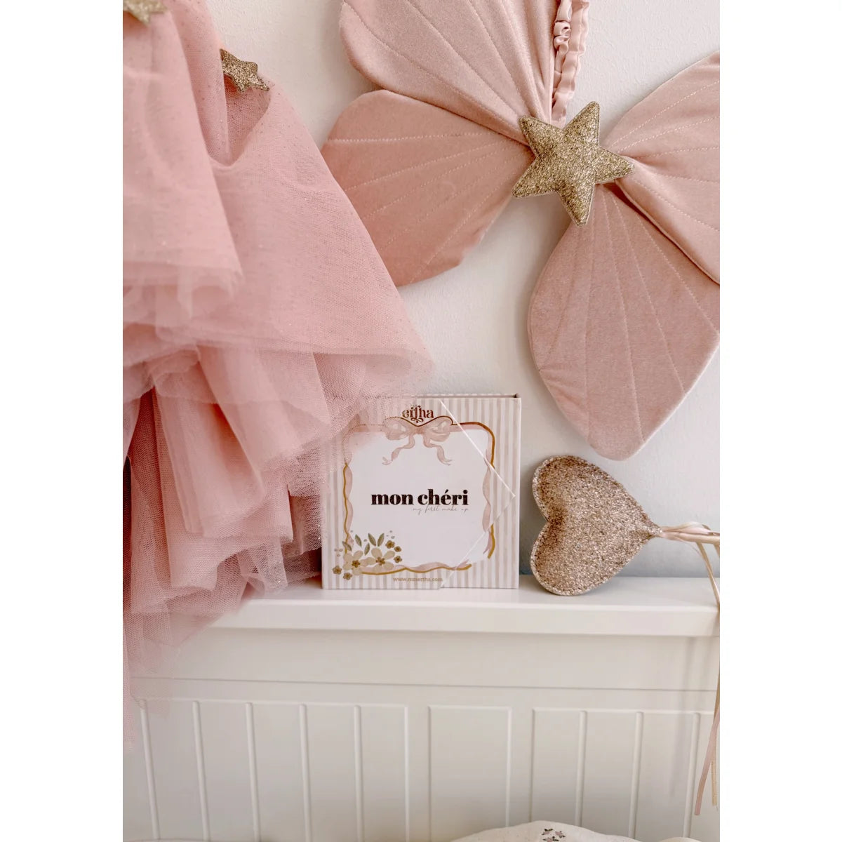 Ein zarter rosa tüllrock mit goldenen sternenakzenten aus nachhaltiger babykleidung schweiz ideal als geschenk für neugeborene