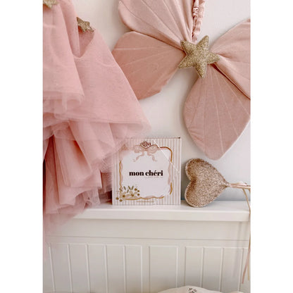 Ein zarter rosa tüllrock mit goldenen sternenakzenten aus nachhaltiger babykleidung schweiz ideal als geschenk für neugeborene