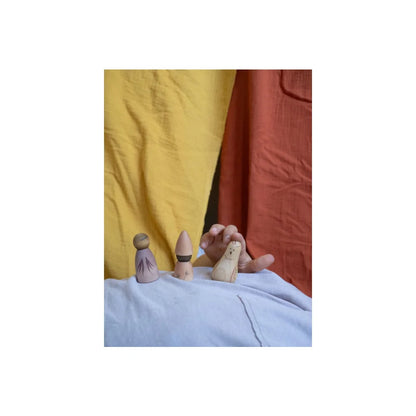 Holzene Krippe-Figuren-Set mit drei Figuren, natürlichem Holzfinish und einfachem Design für Moonlight