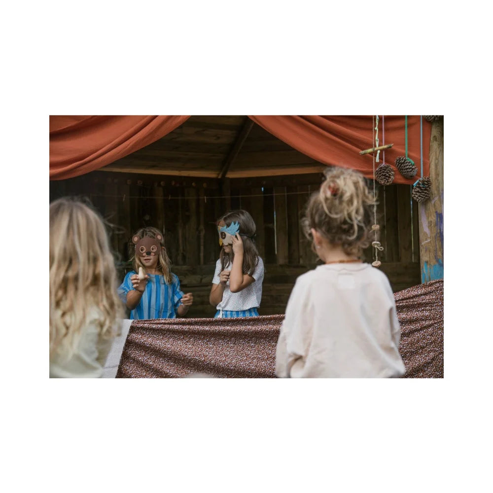 Braun-weißer Musterzeltstoff mit Zapfen-Deko für Moonlight