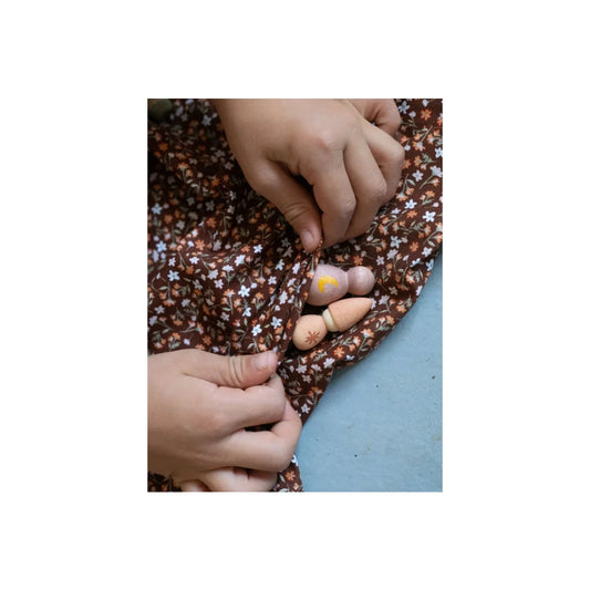 Braunes Blumenkleid mit gelben Knöpfen und weißen Blumen – Moonlight