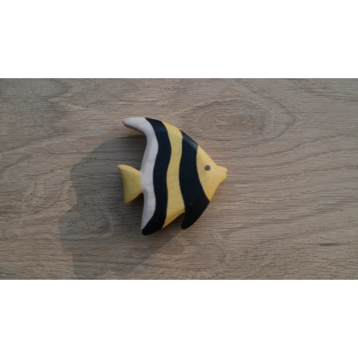 Gelbes-schwarzes Moorish-Idol-Fisch-Holzornament mit weißen Akzenten