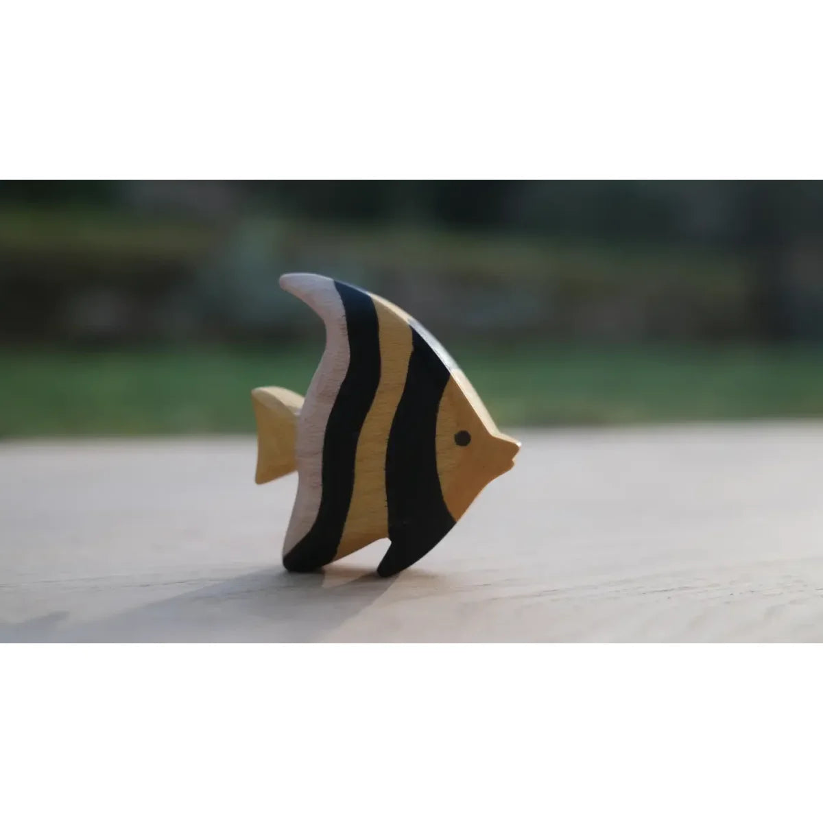 Holzfigur Moorish Idol: Fisch mit schwarzen-gelben Streifen, weißer Rückenflosse