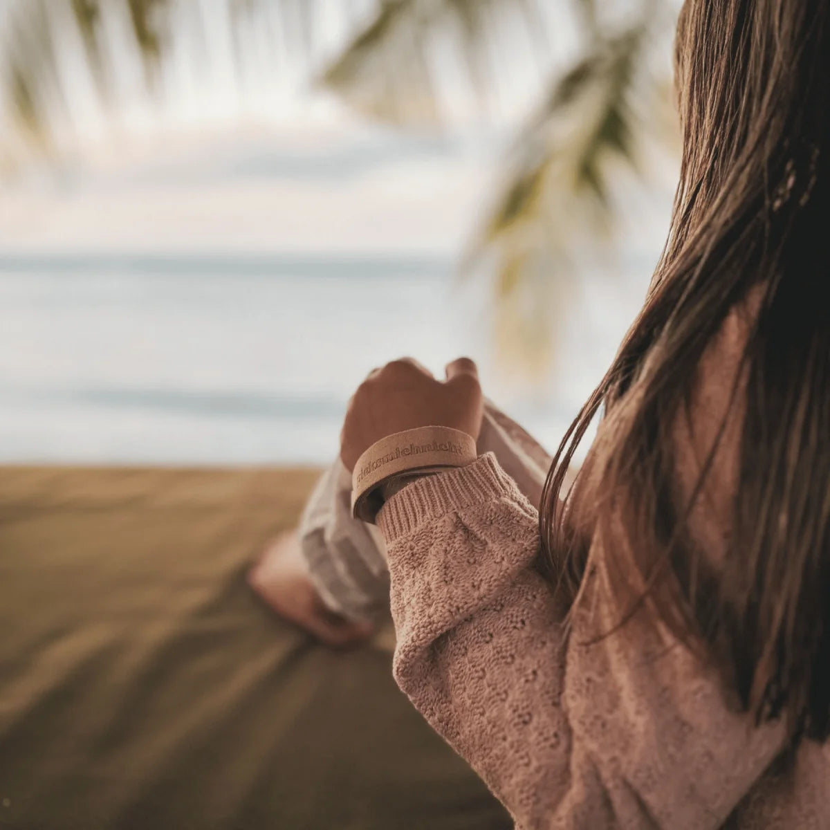 Bräunliches Lederarmband mit Dramaticlifestyle-Aufdruck, Mückenschutz für cool kids club