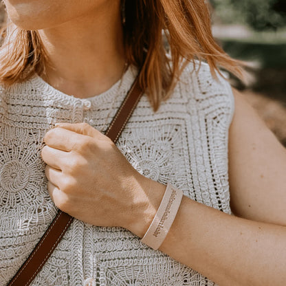 Helles Beige Lederarmband mit Gravur für cool kids club