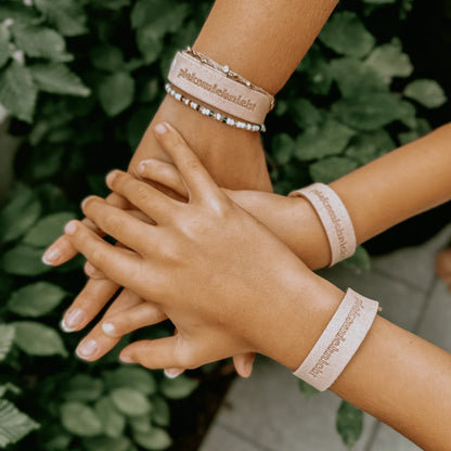 Helles rosa Leder-Armband mit Silbergravur pikasamichnicht für cool kids club