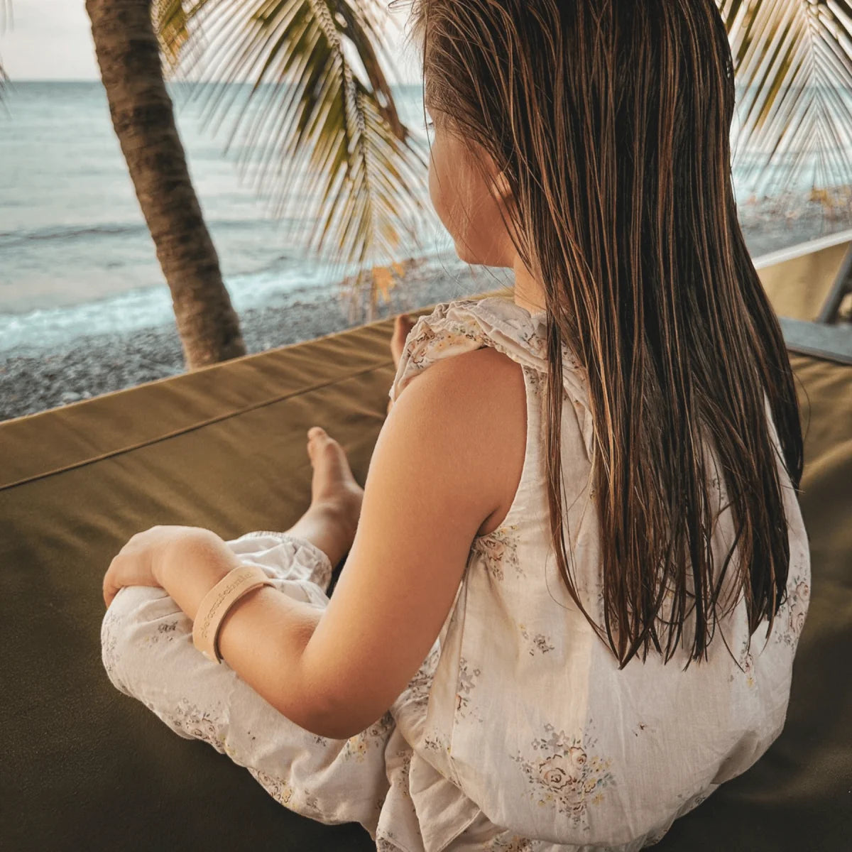 Zarte, cremefarbene Blume-Muster-Kleid mit Rüschen-Schultern im cool kids club