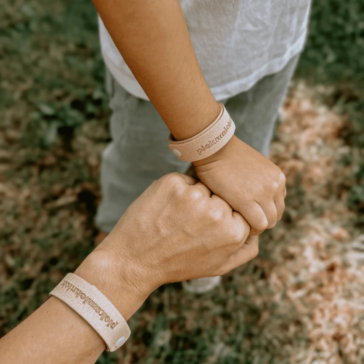 Beige Lederarmband Mückenschutz für cool kids club mit Knopfverschluss