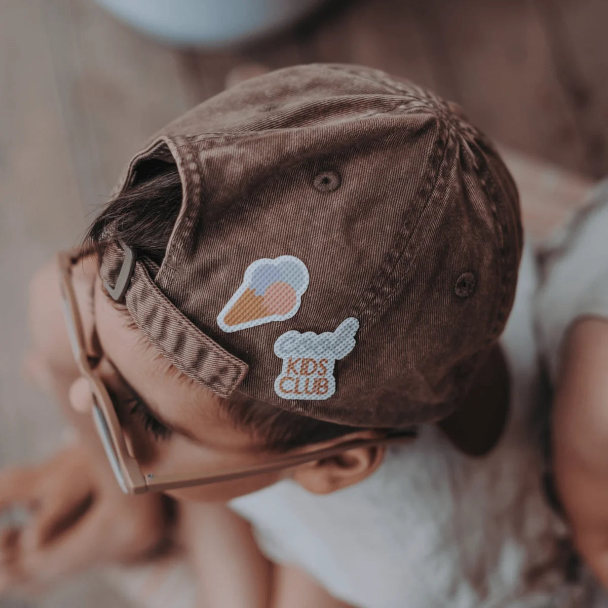 Braune Denim-Baseballkappe Cool Kids Club Edition mit Eiscreme- und Kochmützen-Patches