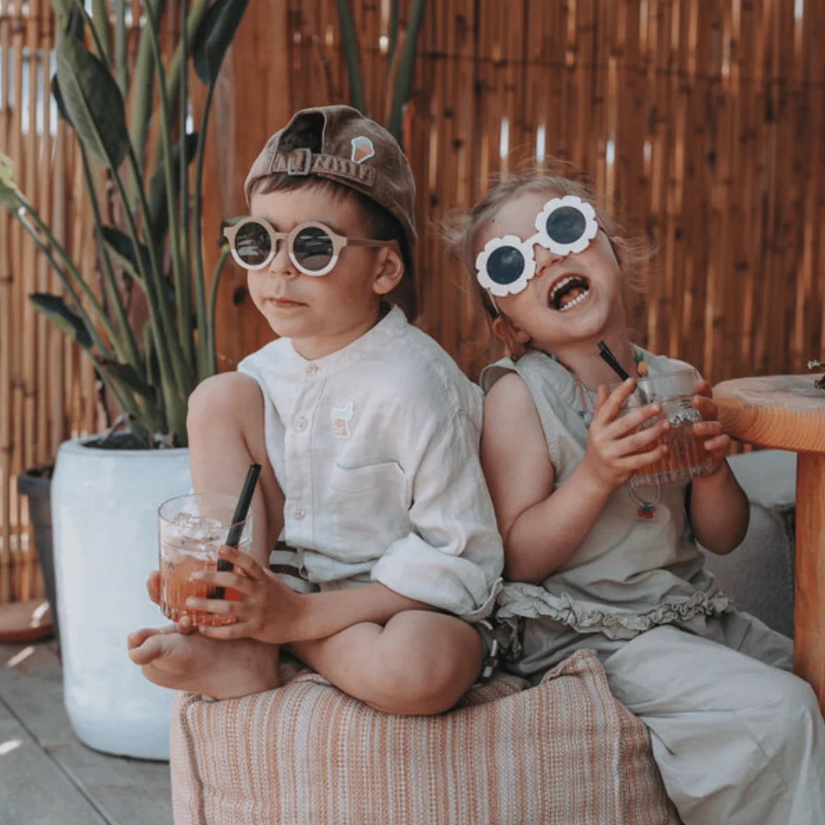 Zwei Kinder mit großen Sonnenbrillen im Cool Kids Club Edition