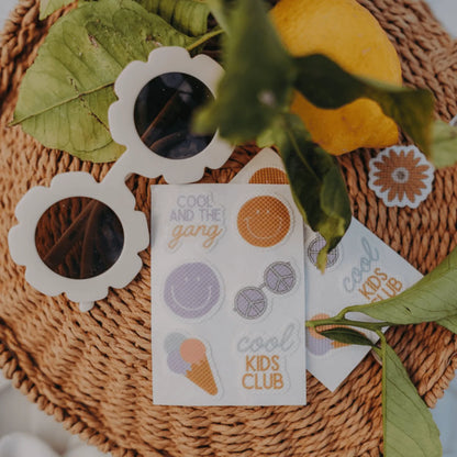 Weiße blumenförmige Sonnenbrille mit dunklen Gläsern, Cool Kids Club Edition