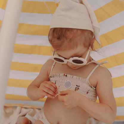 Kind im Cool Kids Club Mückenschutz-Bikini-Top mit Insekten-Print