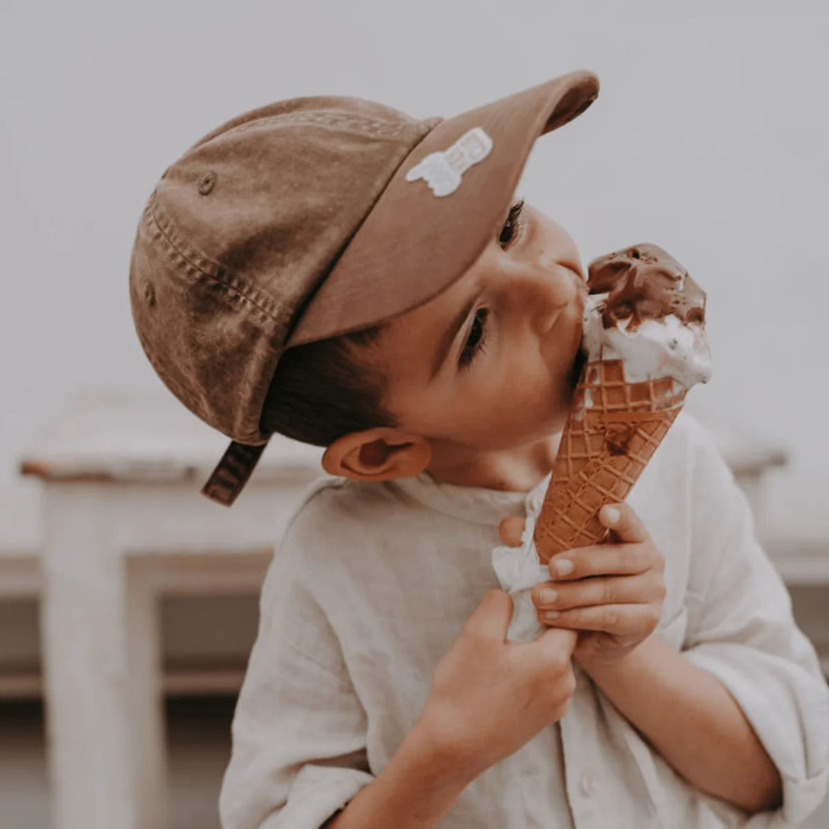 Braune Denim-Baseballkappe mit weißem Patch, Mückenschutz Cool Kids Club Edition