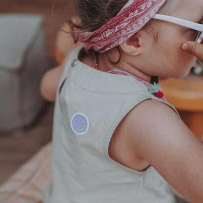 Hellgraues ärmelloses Kleid mit blauem Smiley-Patch, Cool Kids Club Edition