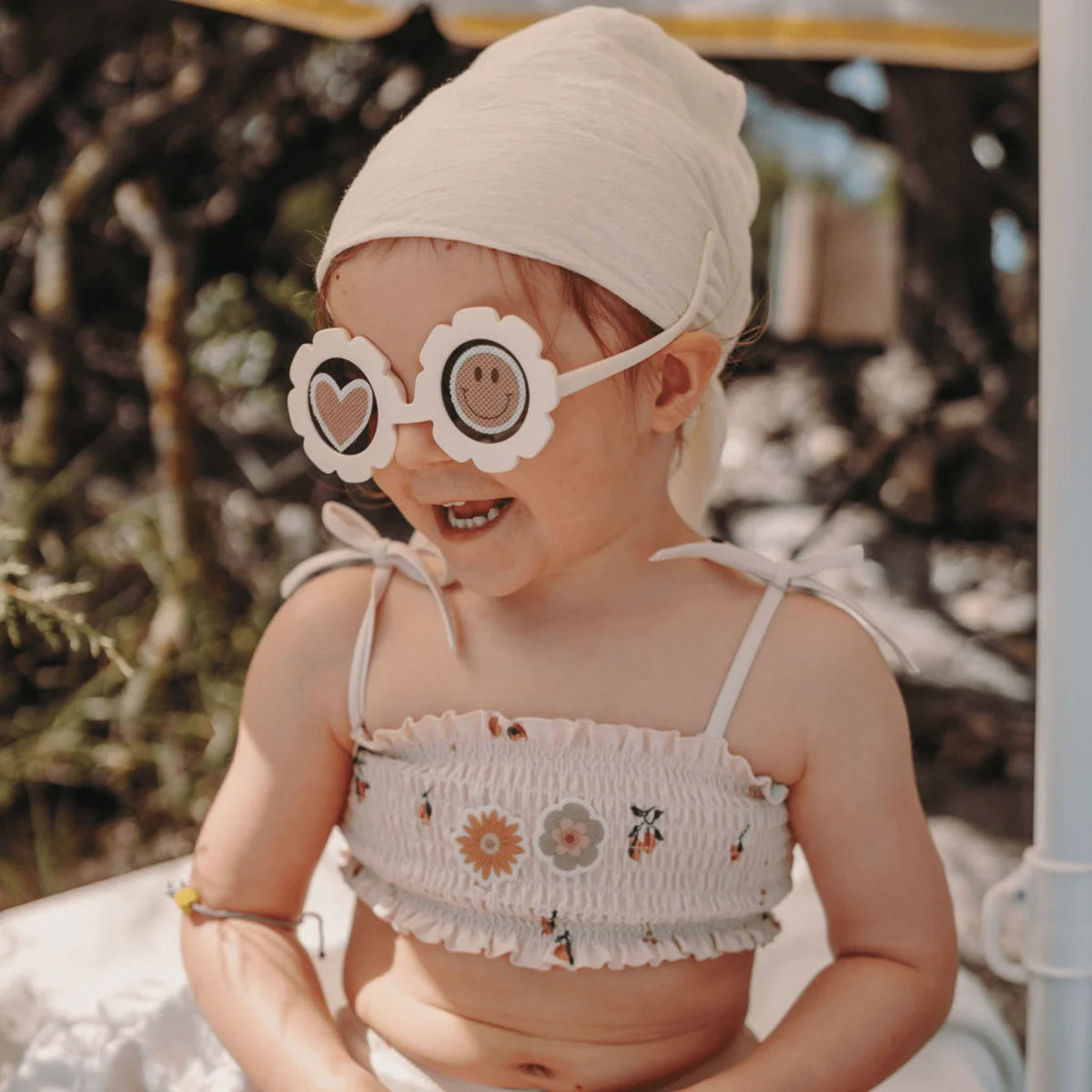 Weiße Blumen-Crop-Top mit Rüschen und Dünnstraps in Flower Power Edition