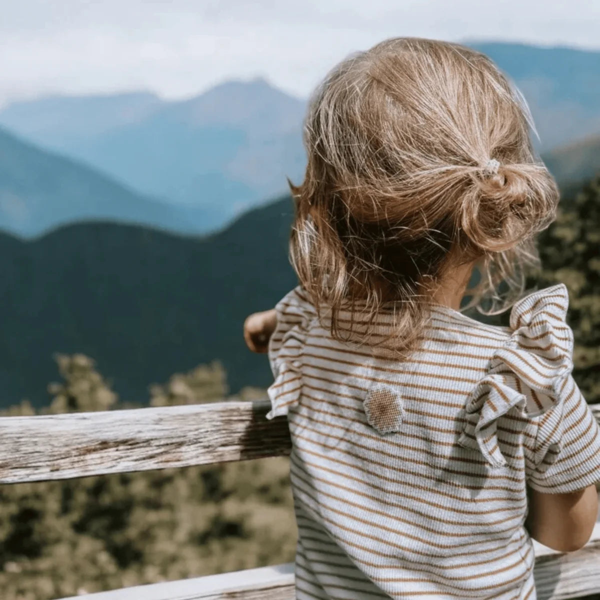 Kind in Flower Power Mückenschutz-Top aus nachhaltiger Babykleidung Schweiz