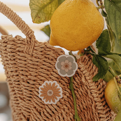 Gewebte Strohtasche Flower Power mit floralen Appliqués