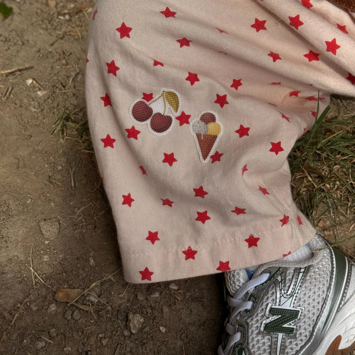 Kirschen- und Eistüten-Sticker auf einer Kinderhose mit roten Sternen