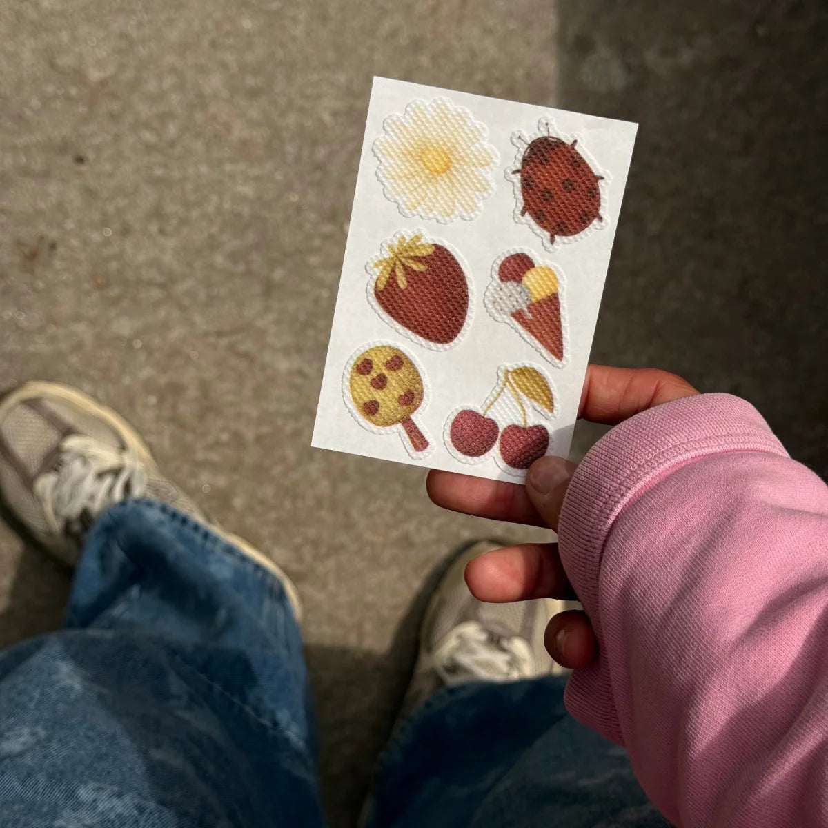 Stickerbogen der Limited Edition mit Gänseblümchen, Marienkäfer, Erdbeere, Eistüte und Kirschen