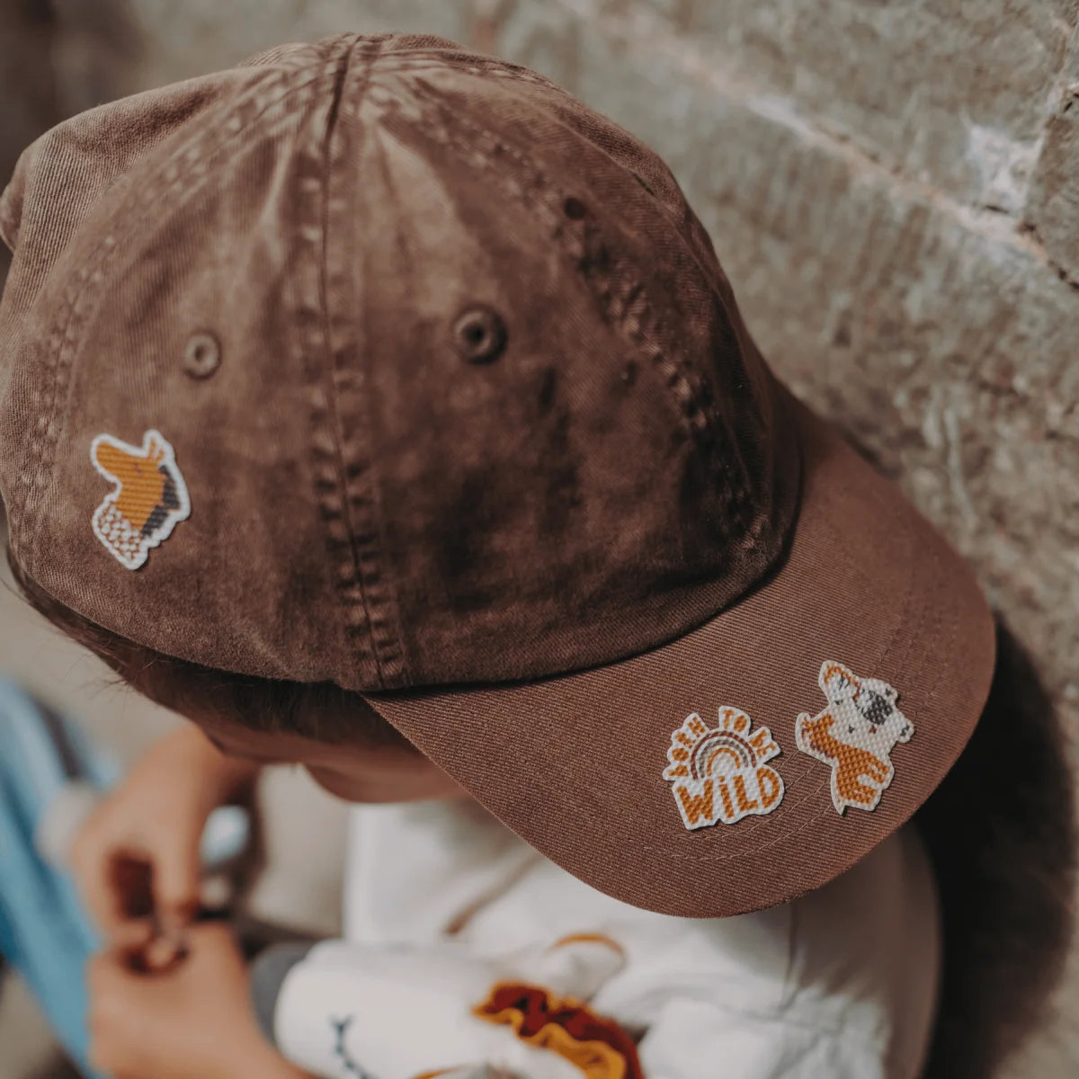 Braune Baumwoll-Cap Kikadu Special Edition mit Fuchs-Patch und Wild-Motiv