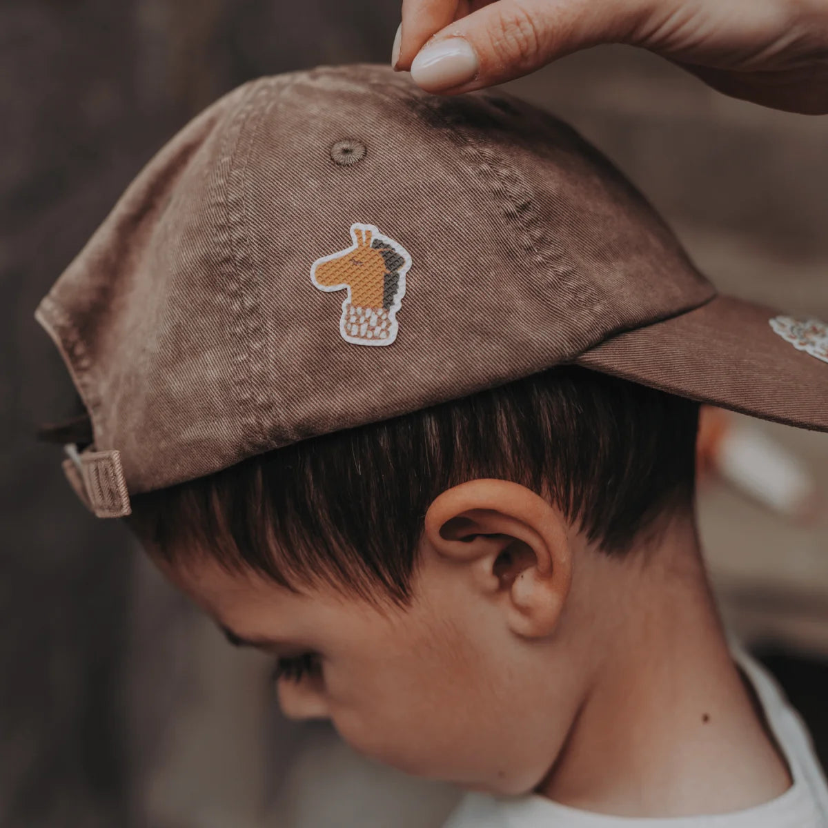 Braune Baumwoll-Baseballkappe mit Kikadu Special Edition Giraffen-Patch für Cool Kids Club