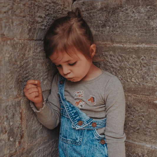 Spezialedition Mückenschutz Kikadu: Blaue Latzhose mit Pferdepatchs für coole Kids