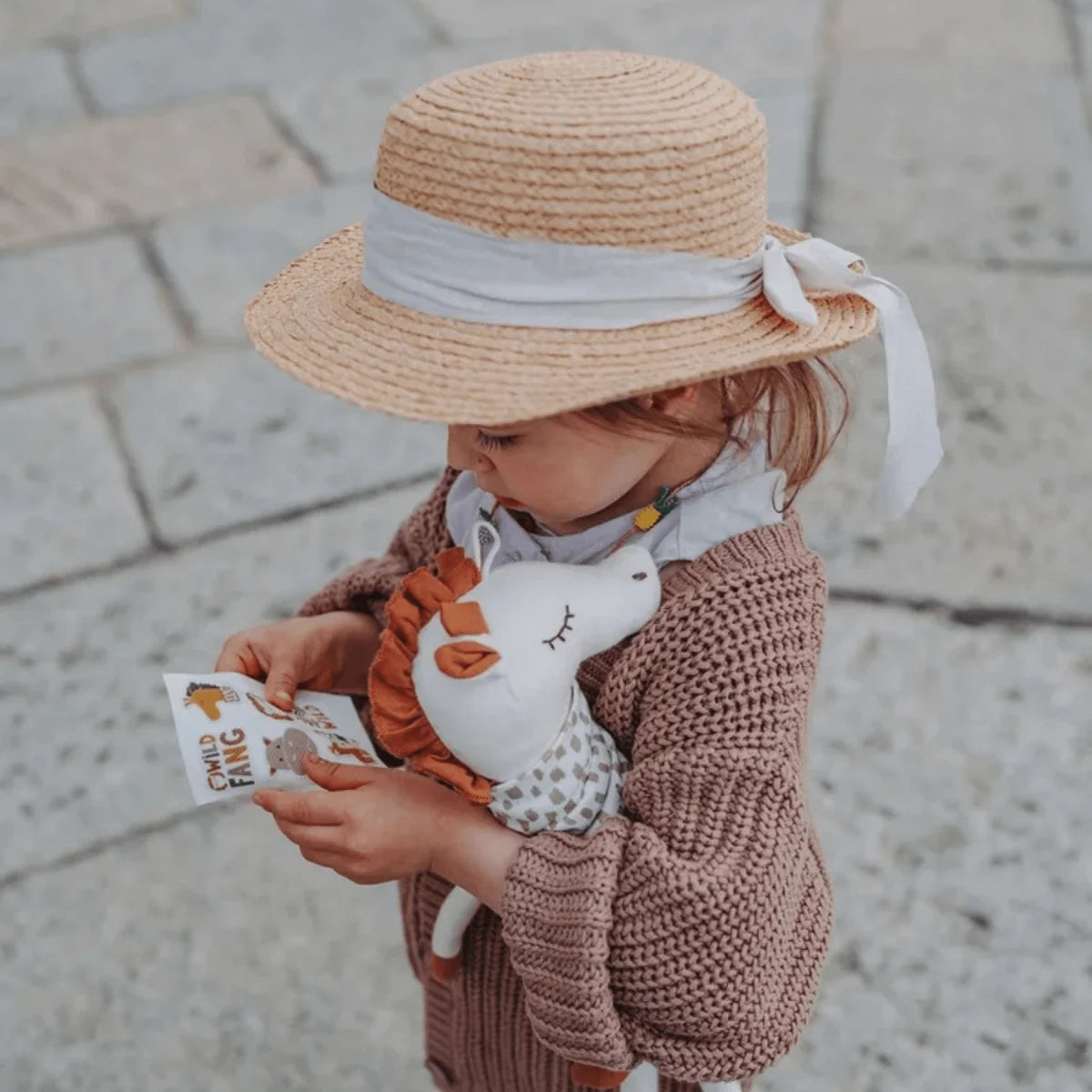 Kind mit Strohhut, blauer Schleife, Kikadu Special Edition, cool kids club