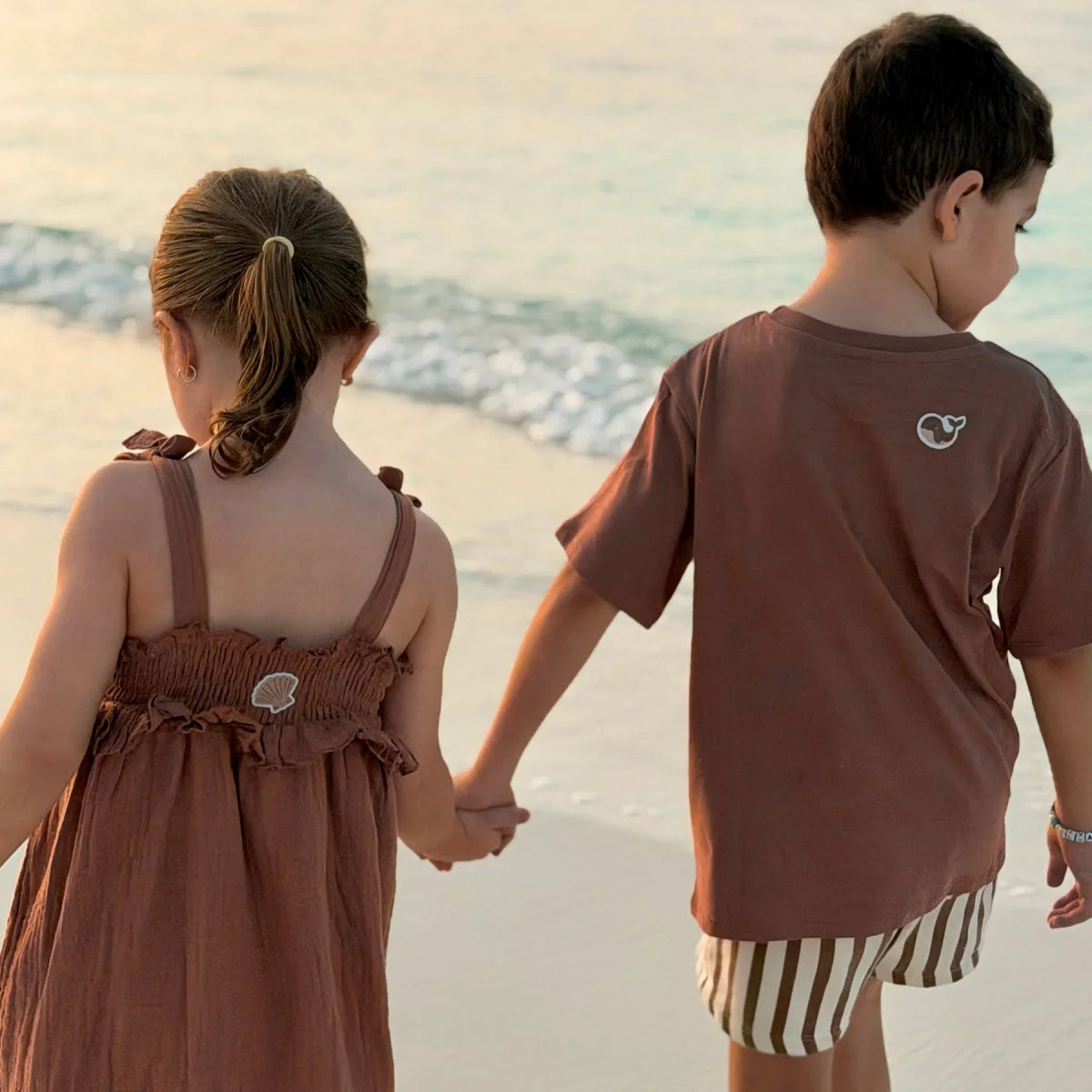 Braunes kinder outfit set mit gerafftem kleid und muschelstickerei sowie passendem kurzarmhemd mit wal patch mückenschutz ocean child edition
