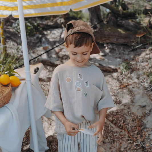 Kind im coolen Kids Club Space Edition Mückenschutz-Shirt mit Raummotiven