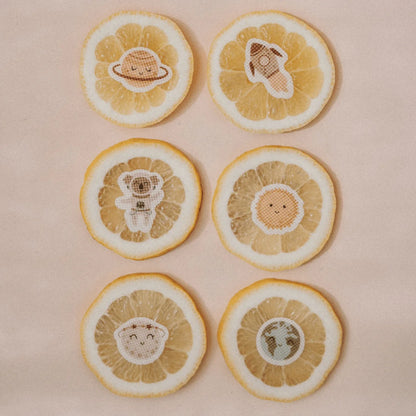 Sechs runde Zitronenscheiben-Untersetzer, SPACE Edition, mit süßen Stickereien