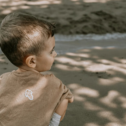 Kind in cool kids club Space Edition T-Shirt mit braunem Mückenschutz-Design