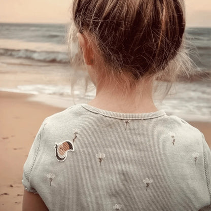 Rückseite Mückenschutz WILDLIFE: graue ribbel-top mit Schnecken-Sticker