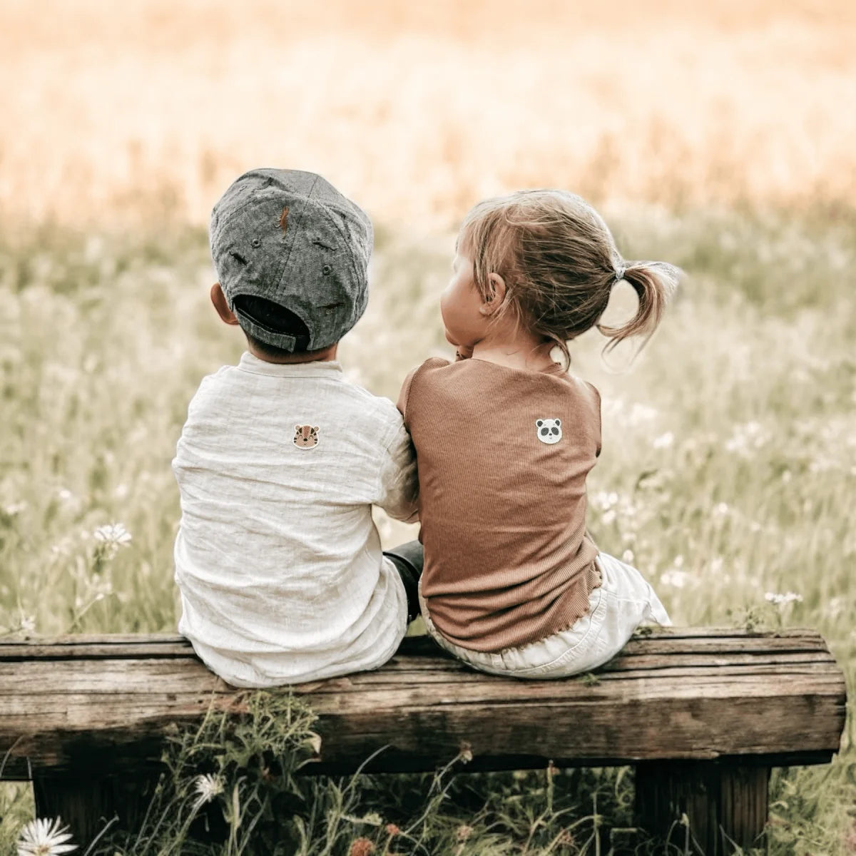Zwei Kinder auf Bank mit Mückenschutz WILDLIFE Edition Sticker