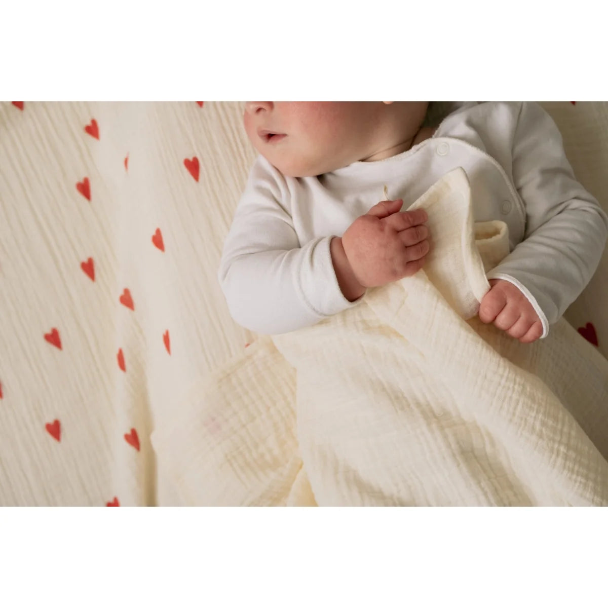 Weiches Muslin-Tuch 120x120cm Beige Herzen mit roten Herzen um Baby gewickelt