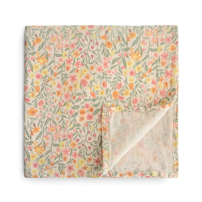 Ein weiches cremefarbenes mulltuch pastell blooms mit zartem blumenmuster aus pinken und gelben blüten