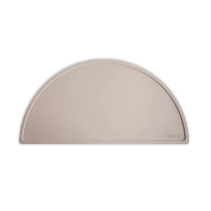 Beiger Halbkreis-Silikon-Tablett für Kinder im Mushie Silikon-Set