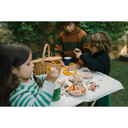 Wunderschöner geflochtener weidenkorb mit griff und deckel gefüllt mit gelb-orangefarbenen pilzen namens mushroom grove