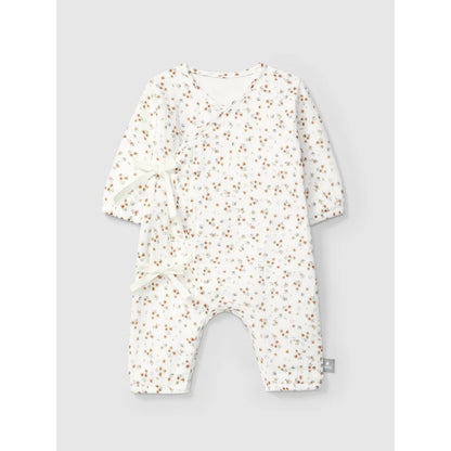 Weißes Baby-Romper mit zartem Blumenmuster und seitlichen Bindebändern