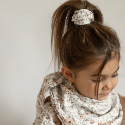 Weißer Blüten-Scrunchie mit Schleifen-Design aus Musselin Halstuch Trockenblumen