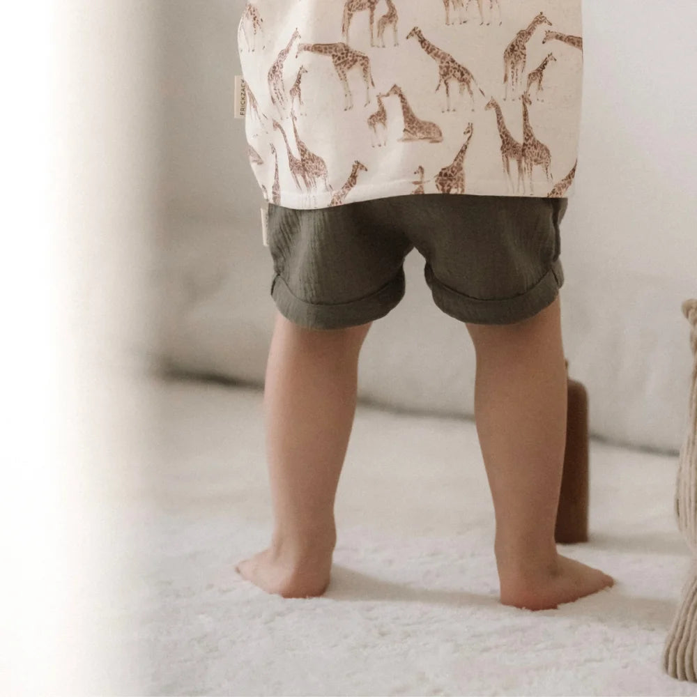 Kinder Giraffenmuster Tunika und Olivgrüne Shorts, Musselin Shorts | Olive