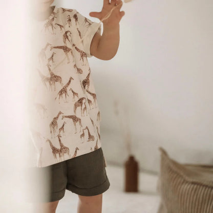 Kinder Giraffenmuster Shirt und Shorts aus Musselin in Olive, ideal für Kinderkleidung