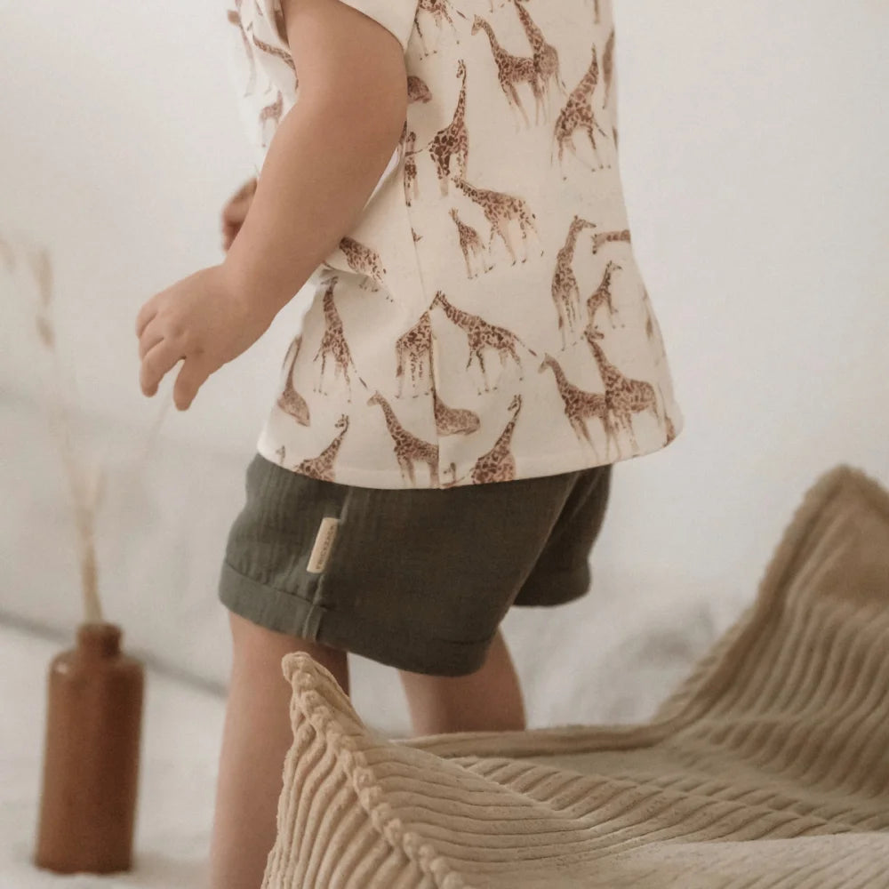 Kinder-Shorts in Muslin mit Giraffenmuster und Olivgrün, bequem und stilvoll
