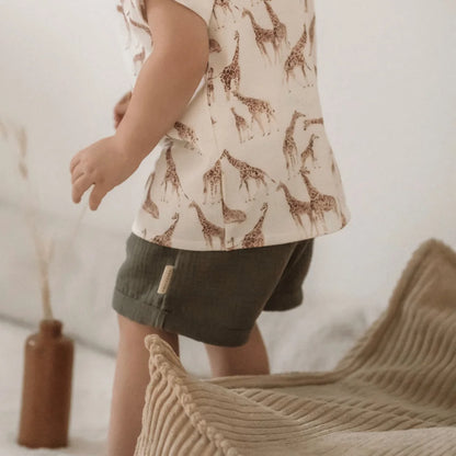 Kinder-Shorts in Muslin mit Giraffenmuster und Olivgrün, bequem und stilvoll