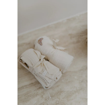 Zwei gerollte off-white muselintücher 70x70 cm mit herz- und blattmustern, nachhaltige babykleidung schweiz