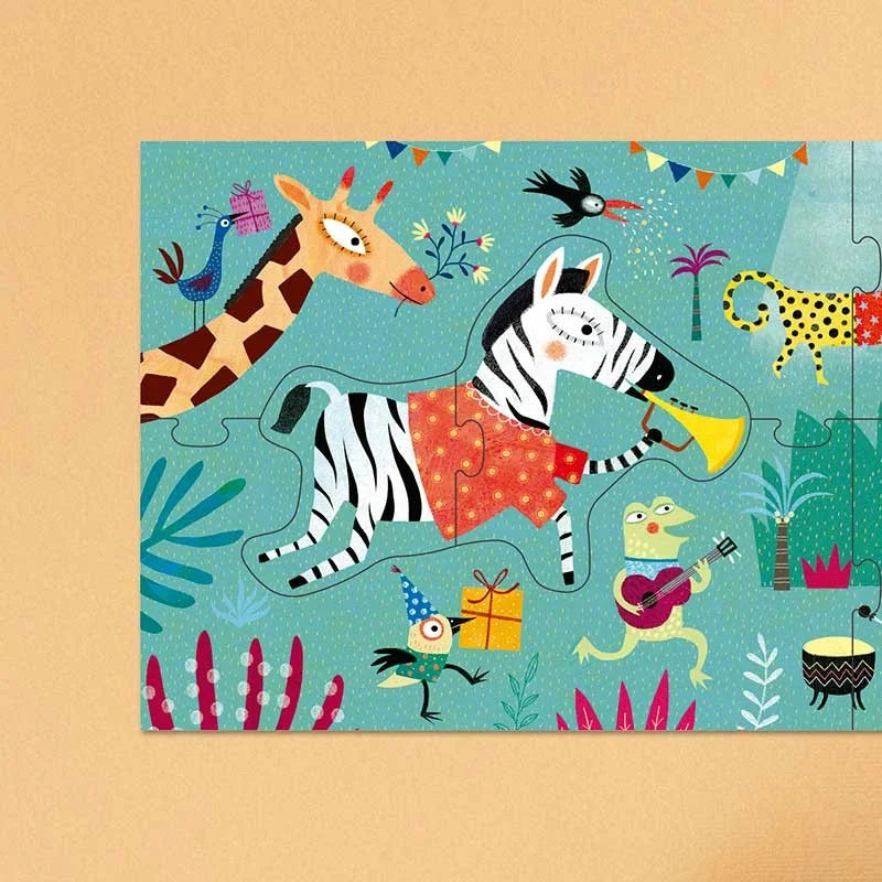 Bunter Zebra-Puzzle in Polka-Punkt-Kleid spielt Trompete im Dschungel