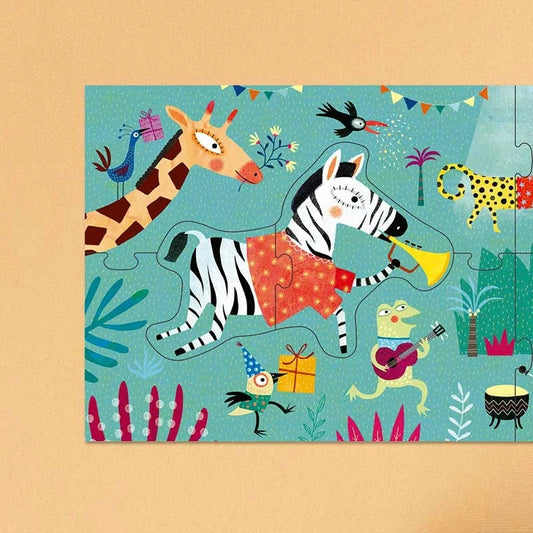 Bunter Zebra-Puzzle in Polka-Punkt-Kleid spielt Trompete im Dschungel