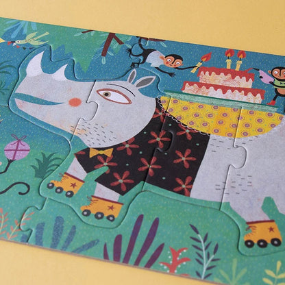 Lustiger grauer Rhinozeros in schwarzem Blumenhemd und gelben Rollschuhen auf buntem My Jungle Puzzle mit Dschungel- und Kuchenmotiven