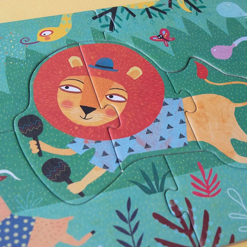 Lustiges rotes Löwen-Puzzleteil mit blauem Hut und Maracas im grünen Dschungel